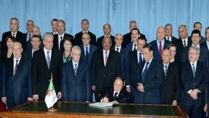 Le président Bouteflika signe la loi de finances 2016
