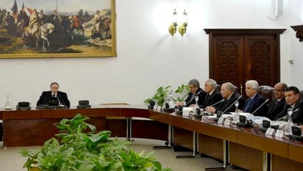 Le président Bouteflika annonce un agenda 2016