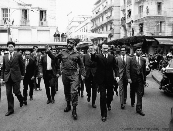 ALGER, ALGERIE - 14 MAI: En visite officielle en Algerie, le Premier ministre cubain Fidel Castro accompagne du Colonel Boumediene traverse la ville a pied, le 14 mai 1972 a Alger, Algerie. (Photo by Keystone-FranceGamma-Rapho via Getty Images)