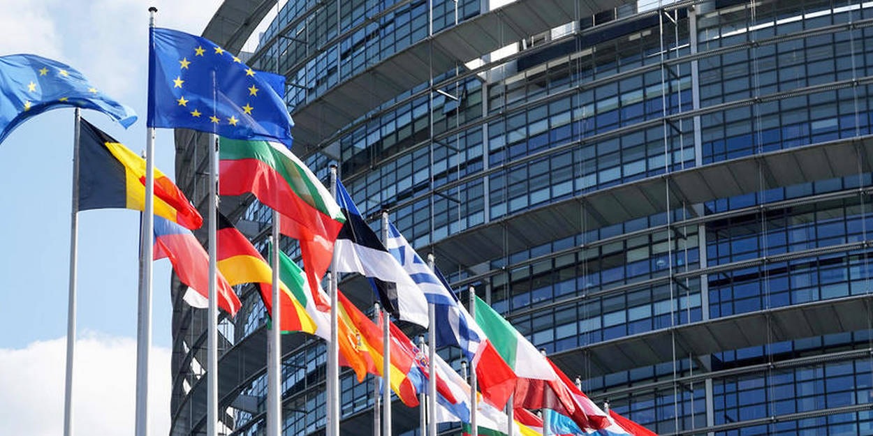 Corruzione al Parlamento europeo: denunciate 4 persone, tra cui la vicepresidente Eva Kayli