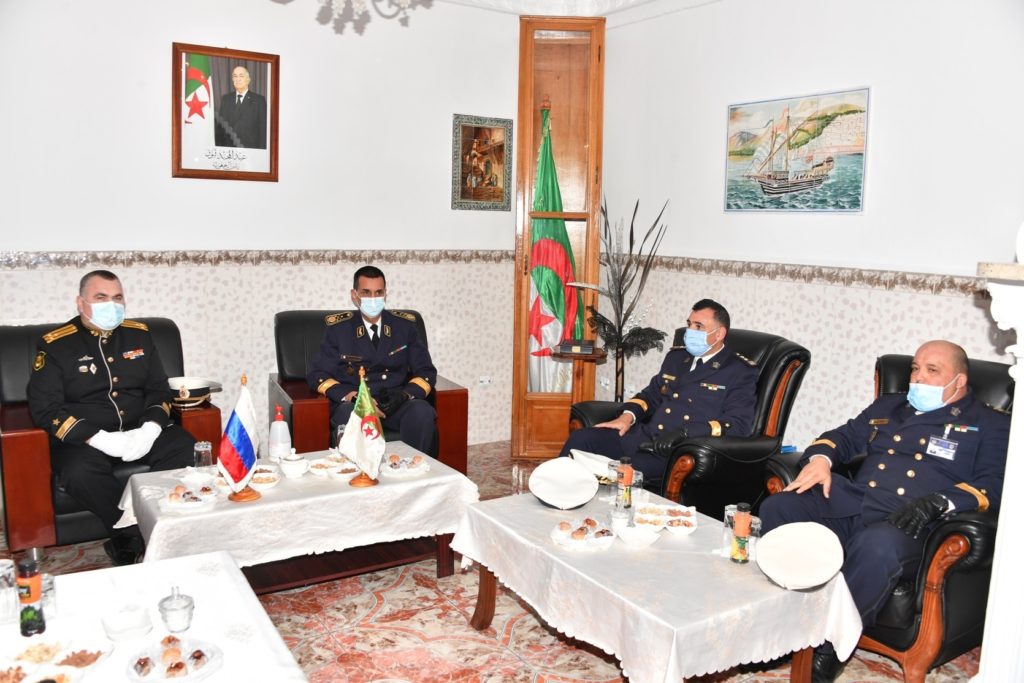 Un détachement de navires de guerre russes accoste au port d'Alger - DIA