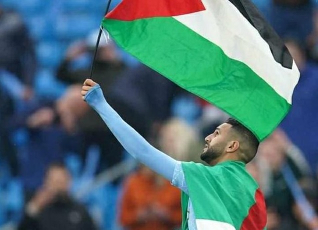 Entre drapeau algérien et palestinien, Riyad Mahrez, « fierté du